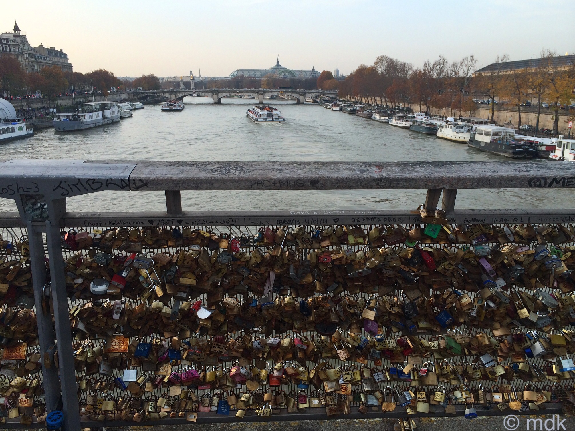 Love locks on passerelle de Solférino
